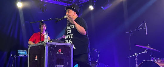 Crónica del concierto en formato banda del Instituto Mexicano del Sonido en la Nau de Barcelona: Camilo Lara llenando de cumbia y electrónica una tormentosa noche de agosto. I.M.S