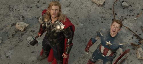 Chris Hemsworth vuelve a empuñar el martillo de Thor y Chris Evans se enfunda de nuevo el traje de Capitán America en Vengadores La era de Ultrón