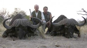 juan-carlos-junto-jeff-propietario-rann-safaris-junto-dos-bufalos-muertos-safari-1334411722423