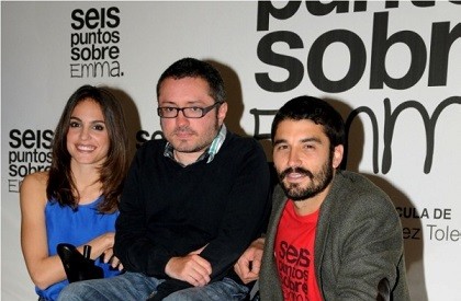 El director Roberto Pérez Toledo, con Verónica Echegui que es Enma, y Alex García que es German. Foto de Joaquín Fernandez