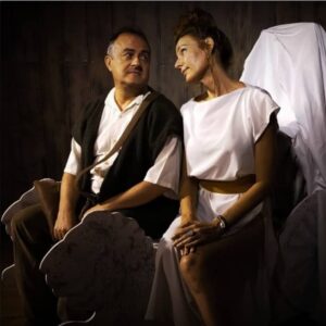 En la imagen los actores Manuel de la Fuente -San Isidro- y Raquel Sanz -Cibeles- "De dioses y Santos", escrita por  Manuel Marqués