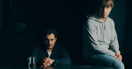 En la imagen los actores Gabriel Olivares y Leo Rivera, en "Yo soy Hamlet", de Richard James, dirigida por Gabriel Olivares para  El reló Produciones