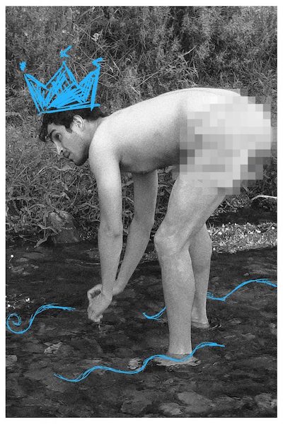 En la imagen el actor Alberto Barahona, un rey medieval con estética de arte pos Pop homoerótico "El Mar inundará nuestro país (Eduardo II), de Víctor Barahona