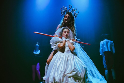 El padre -Inma Almagro- ata en corto a su hija -Lauren Gumuccio-, que directamente vive vestida de novia, al fondo a su derecha otra hija -Paula Ratia de la Gala-, toda virtud a su izquierda la figura del varón -Juan Maroto- cono único fin "La esclava del demonio" Una reinterpretación dramática de Esther Berzal Foto ©LuzSoria