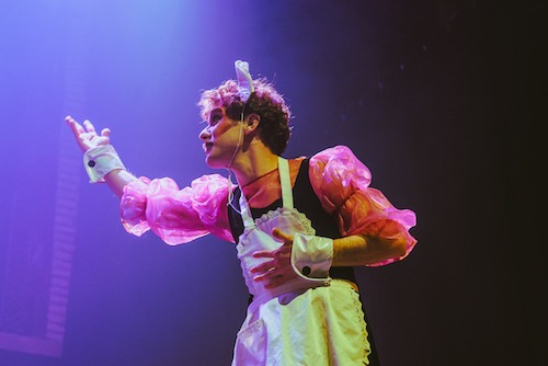 En la imagen el actor Diego Galán, que aparte de pretendiente portugués , interpreta un papel de criada en "La esclava del demonio", con dramaturgia y la puesta en escena de Esther Berzal ©LuzSoria