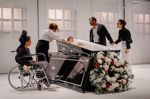 En la muerte ajena vemos la nuestra propia. En la imagen Rebeca Hernando, Carlota Gaviño, Marina Fantini, José Juan Rodríguez y Mikele Urroz. Foto ©Laia Nogueras.