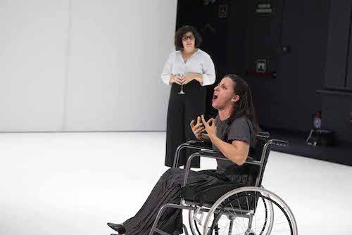 En la imagen -las hermanas- Carlota Gaviño y Rebeca Hernando, en un fiel retrato de su actitud ante la vida. Pablo Messiez "La voluntad de creer". Foto ©Coral Ortiz.