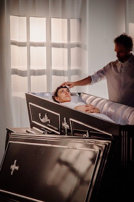 En la imagen Íñigo Rodríguez-Claro y Marina Fantini -La ciencia ante la muerte, el medico cierra los ojos a la enferma que ha cuidado-. Foto ©Laia Nogueras.