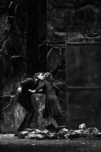 «Falaise» Baro d’evel, en la pieza también hay lugar para el amor en la la imagen Blaï Mateu Trias y Claire Lamothe. Foto ©François Passerini. Pulsar en la imagen para ampliarla 