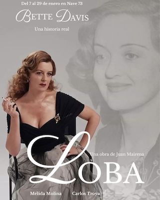 “Loba” de Juan Mairena. En la imagen la actriz Mélida Molina, como Bette Davis. Foto ©Luiscar Cuevas. Diseño Gráfico: María La Cartelera