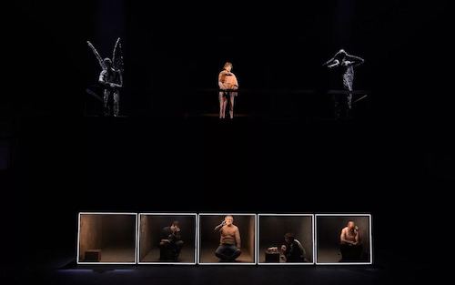 La azotea de los ángeles negros y los cubículos bajo tierra“Cielos” de Wajdi Mouawad. Foto ©marcosGpunto-scaled.