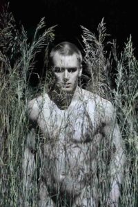 Uka Horn -El hombre desnudo de en "INK" ©Nikos Dragonas Pulsar en la imagen para ampliarla. 