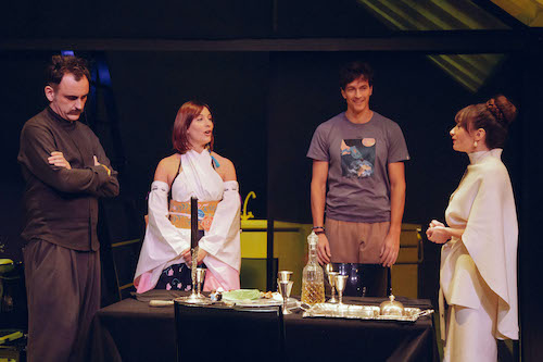 Pablo Messiez, Marta Velilla, Cristóbal Suárez y Natalia Hernández, en una de las celebraciones del ritual judio que organiza Delmira -Natalia Hernández- ©Geraldine Leloutre