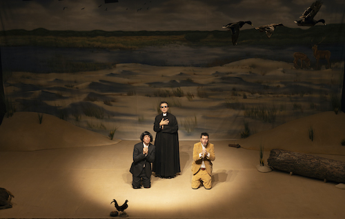 El cura –Font García-, presiona a los niños para que vean a la virgen María, uno la verá -Vito Sanz-, el otro no -Juan Vinuesa- “Instrucciones para sobrevivir en lo oscuro”, de Club Caníbal ©Vanessa Rábade