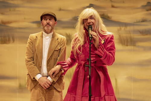 En la imagen Julián -Juan Vinuesa- vencedor de las elecciones con una mujer fuerte del Partido -Vito Sanz-, en “Instrucciones para sobrevivir en lo oscuro”, de Club Canibal Foto ©Vanessa Rábade.