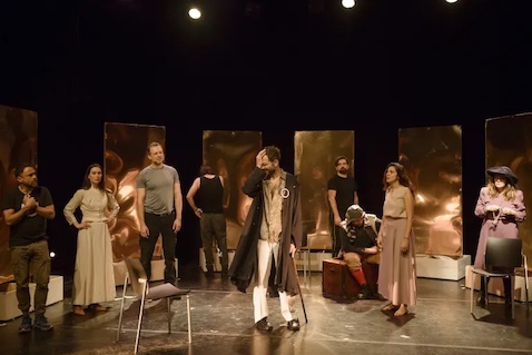 En la imagen el elenco al completo: Javi Rodenas, Paula Susavila, David Ortega, Moisés Chic, José Gonçalo Pais, Samuel Blanco, Juan Carlos Arráez, Teresa Alonso y Natalia Rodríguez. Foto ©BrunoRascão.