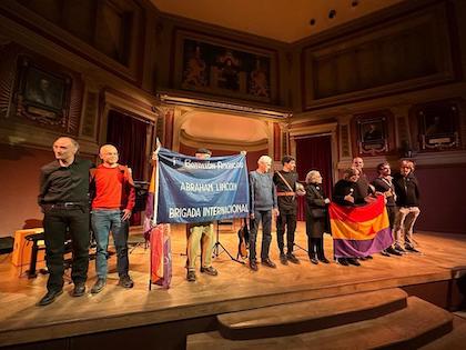 En la imagen el músico Nacho Vega, el traductor Andrés Chamorro, la pancarta, el director Juan Pastor, el actor Juan Madruga, el actor Javier Madruga, La ambientadora Teresa Valentín-Gamazo, la actriz Jeannine Mestre, los actores Carlos Manrique, Luis Miguel Pareja y el adaptador Manuel Benito