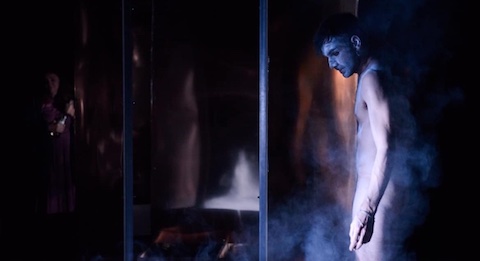 El mago Cotrone -José Gonçalo Pais-, se desnuda y se empolva antes de ponerse su camisón de dormir....