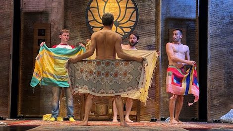 En la imagen los actores Javi Martín Alberto Amarilla -maestro "Sahuri"- y Jorge Vidal, miran atentos a Max Marieges, de espalda "TANTRÁ"