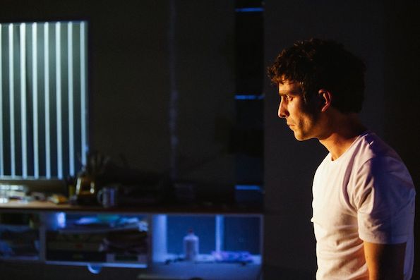 Más que una historia, la obra es un espejo incómodo: muestra cómo, en nuestra fragilidad, buscamos en los demás la manera de sostenernos.