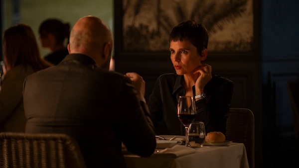 De espada Aitor (Roberto Álamo) en marido de Sara (Elena Anaya), al que nunca le ha dicho la verdad, creyendo que podía controlar la situación. Imagen de Netflix
