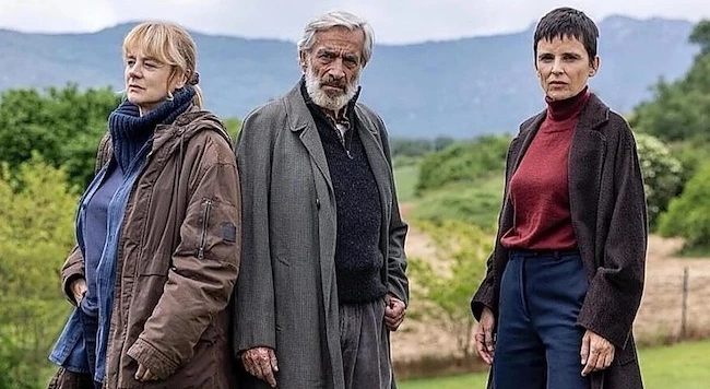 Elena Anaya e Imanol Arias en una escena de la serie Innato de Netflix.