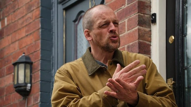 Matthew Gurney como Daniel Brennan y Lara Peake como Carly en una escena de la serie Reunion de Filmin.