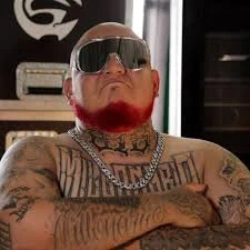 Millonario aterriza en España con su gira Mexa Terrestre. Un recorrido por el rap norteño mexicano, su historia, discos clave y legado junto a Cartel de Santa.