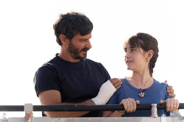 Ignacio Mateos y Celia Loper, se hacen cargo de Felix Garay joven, y su hija Sara, una niña adolescente. Ambos realizan un buen trabajo 